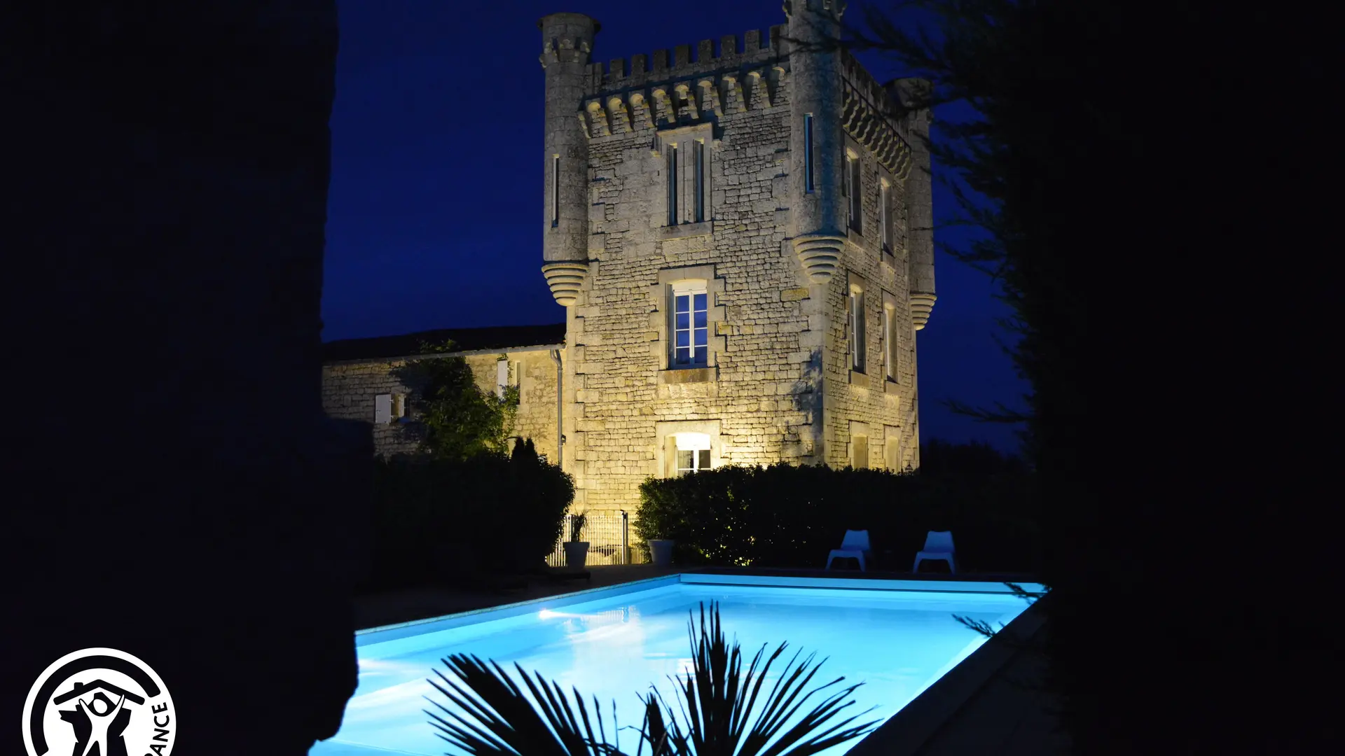 Gîte agréé Gîtes de France en Vendée : Piscine commune de nuit_24