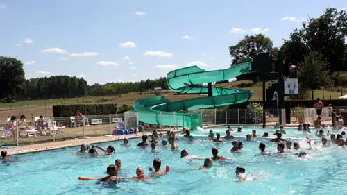 Piscine avec tobogan sur le parc au pied du camping