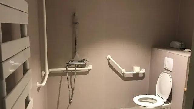 salle de bain PMR