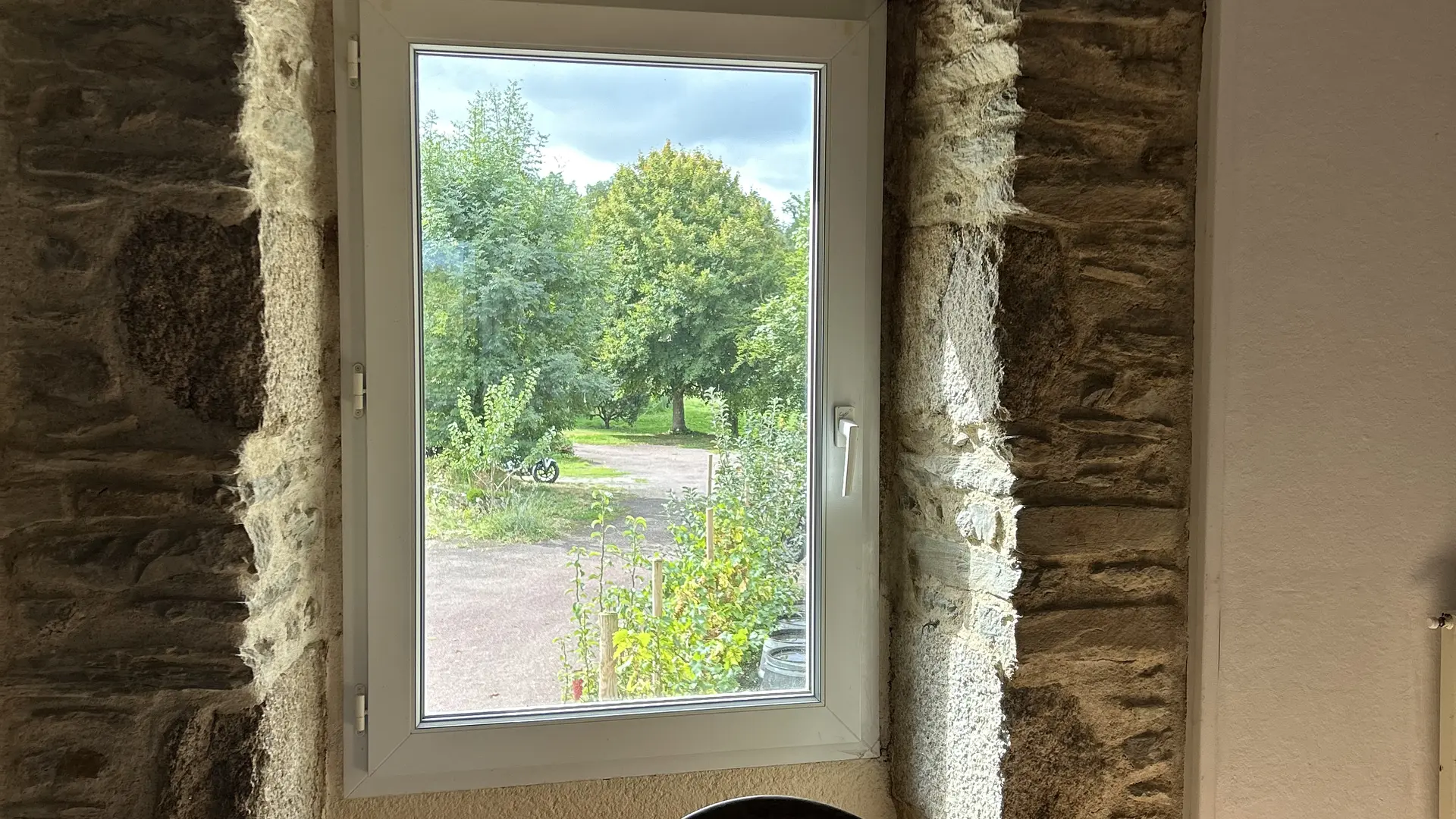 Gîte Le Nid - Moulins-le-Carbonnel - salle à manger