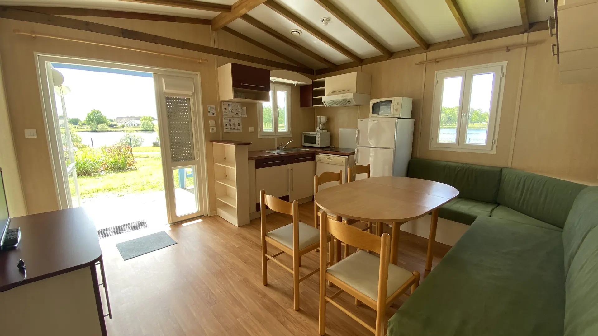 Séjour ouvert sur le lac