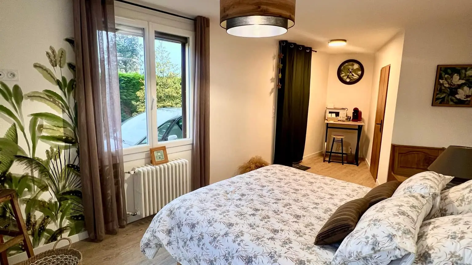 Lit ambiance jour et place parking privatif devant la porte (cf vue fenêtre)