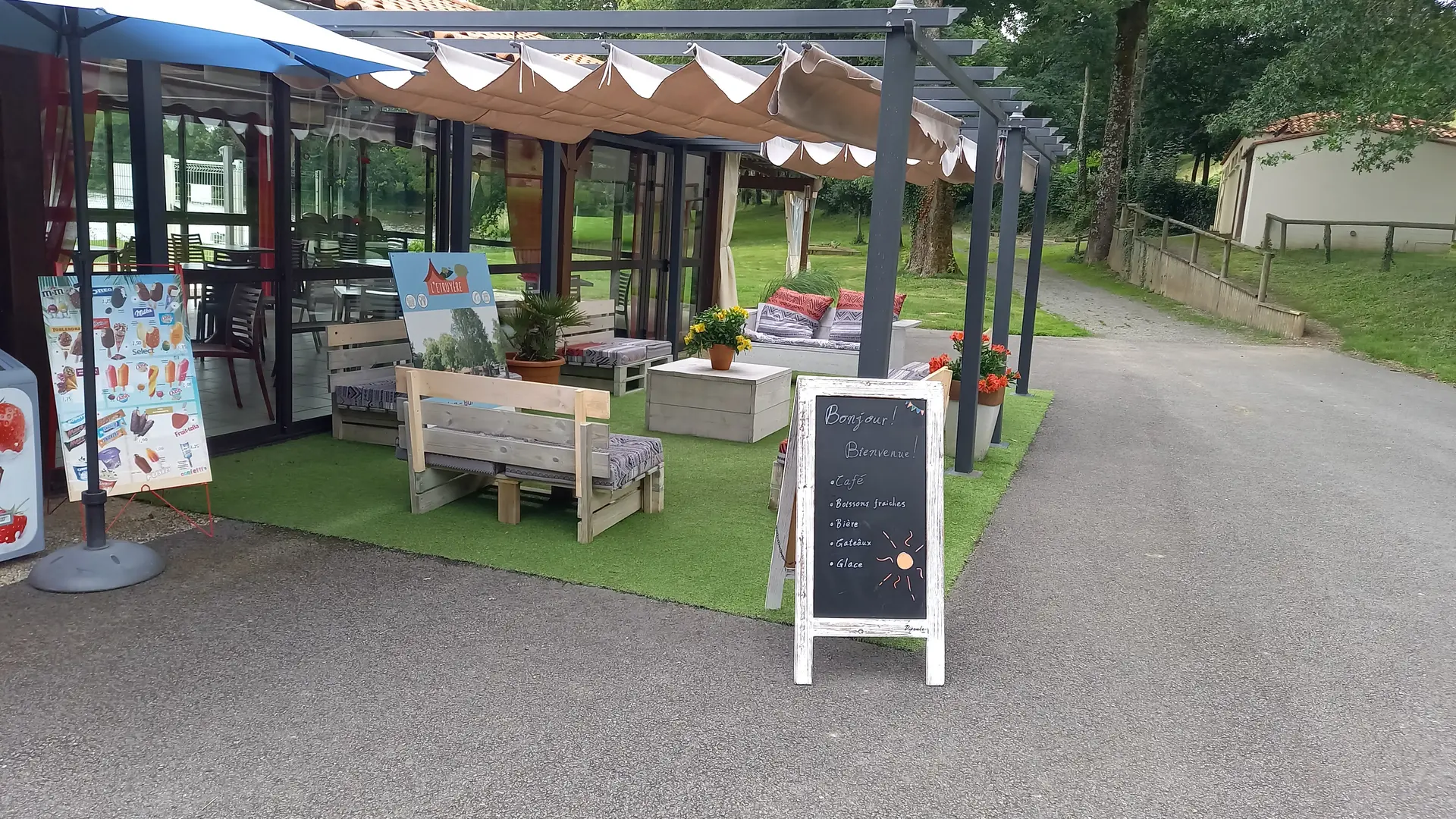 Terrasse lounge restaurant du camping L'Etruyère - la Tardière