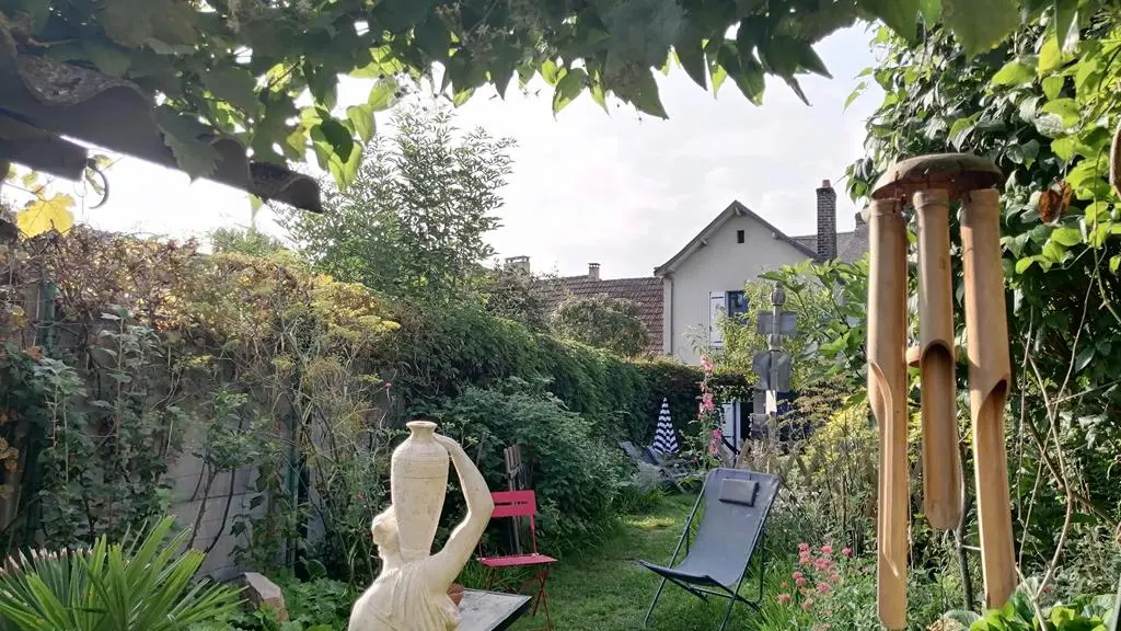 Petits coins de repos disséminés dans le jardin