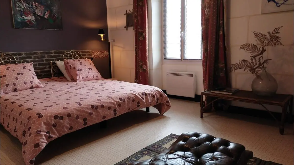 chambre coté place du village avec lit king size convertible en individuel