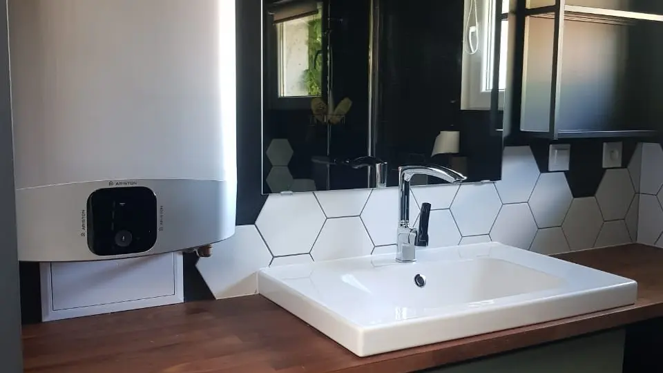 Salle de douche coin lavabo