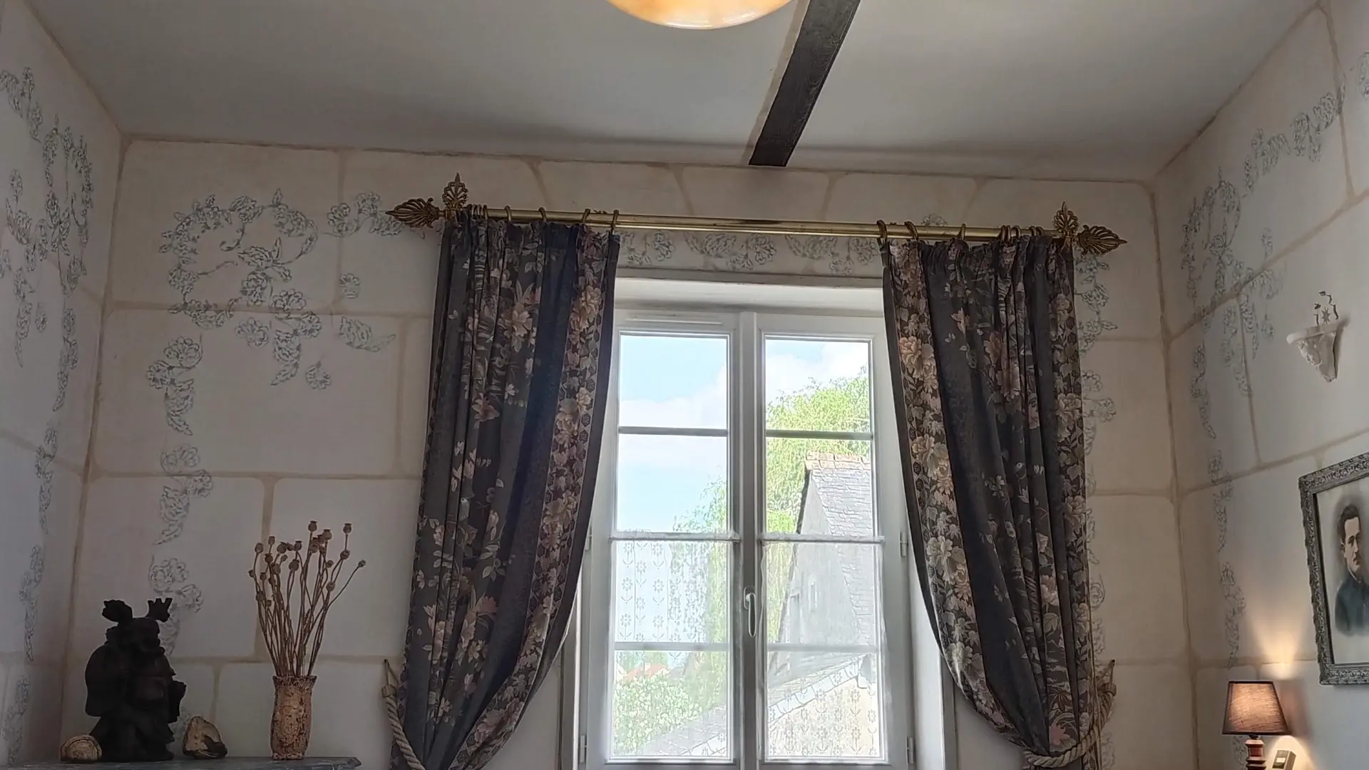 Chambre spacieuse avec espaces de rangement