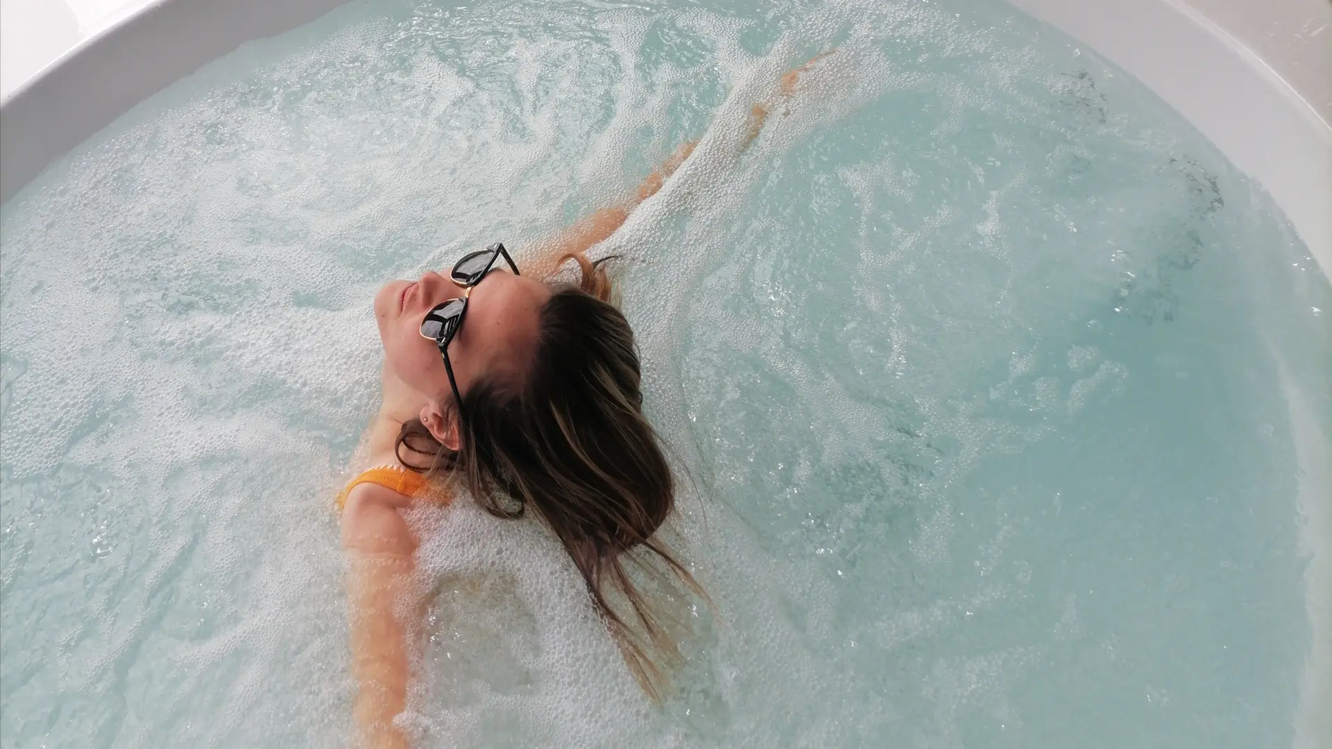 Roulotte Kala et son Spa Jacuzzi