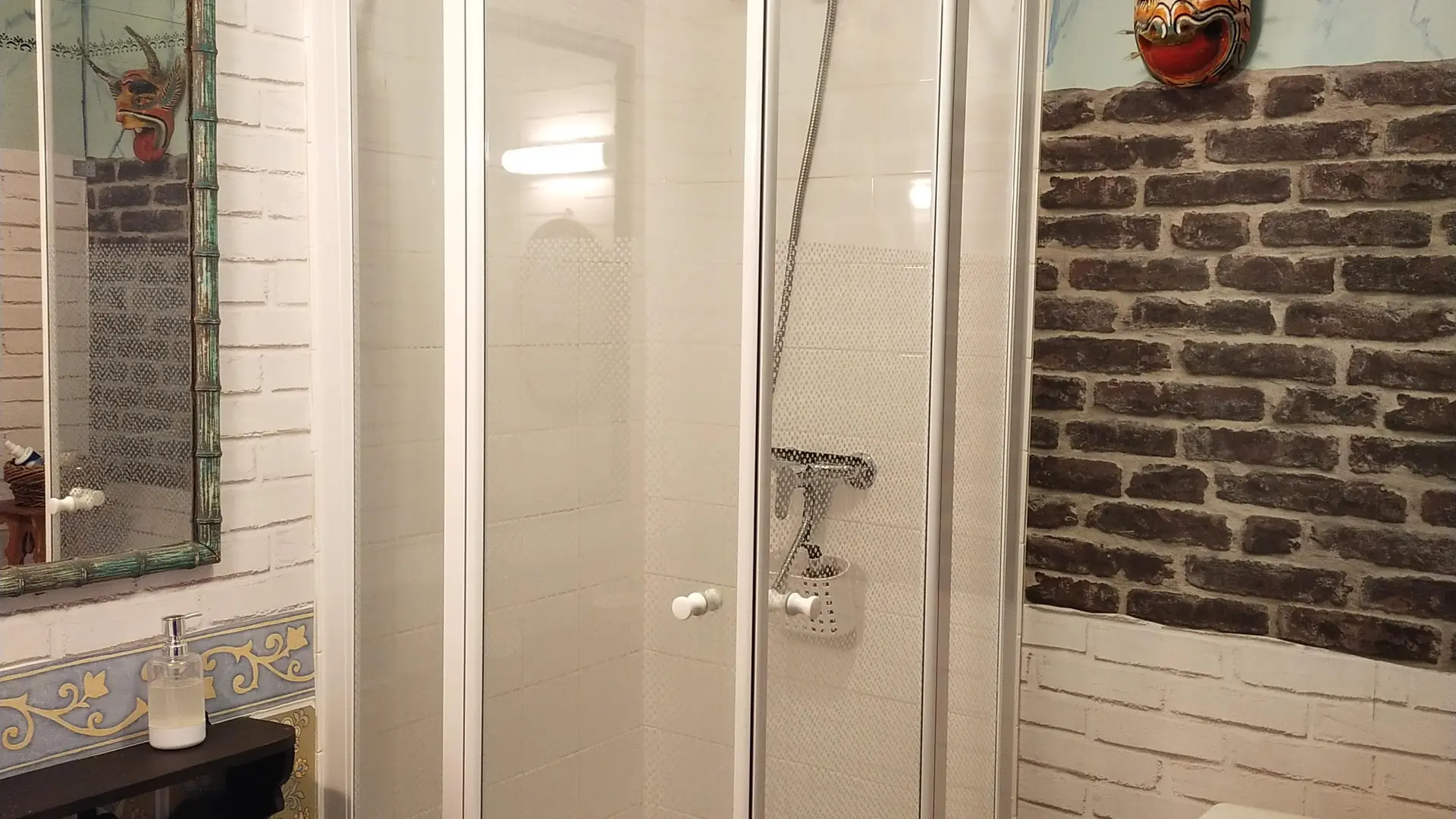 Salle d'eau avec douche et w.c.