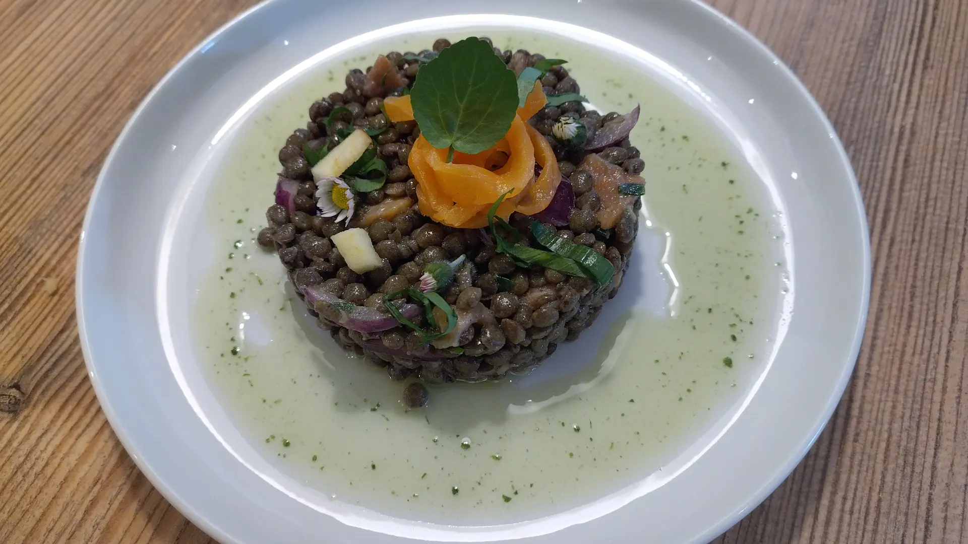 Salade de lentilles du marais Poitevin et truite fumée de Bretagne
