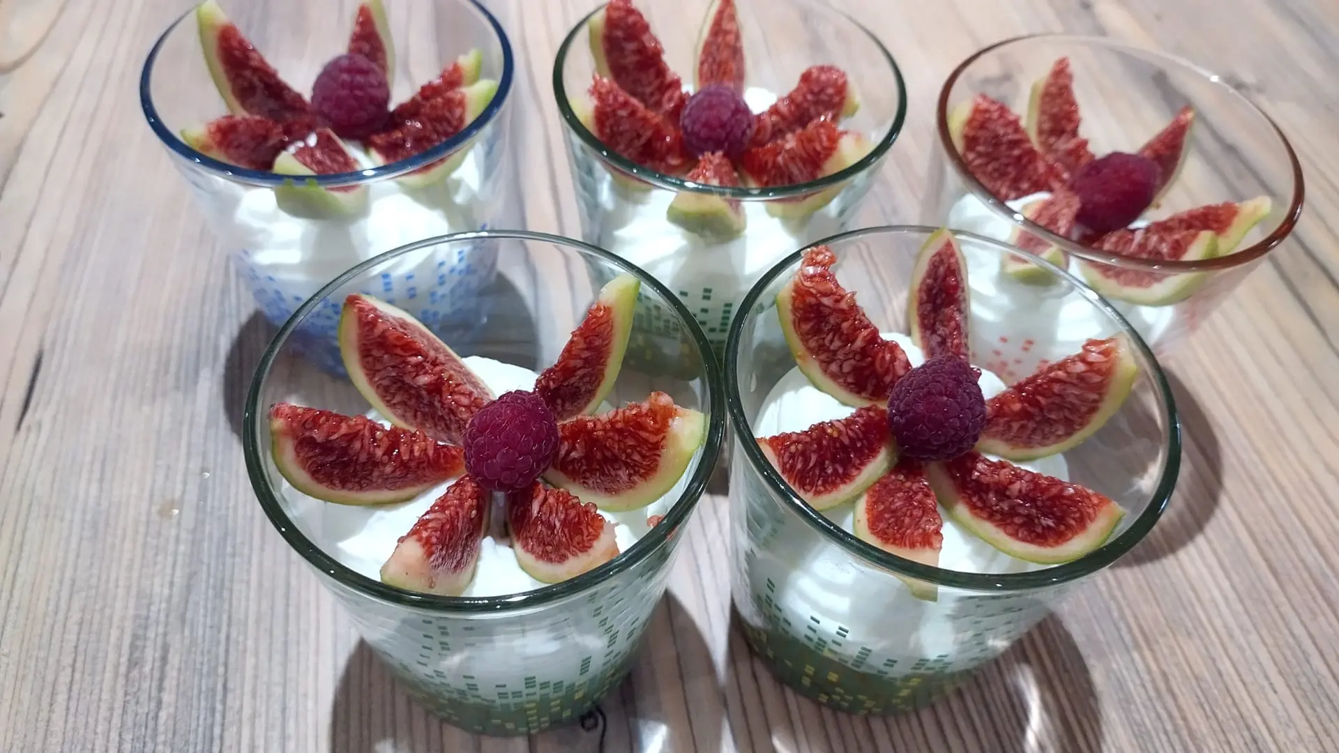 Crème fouettée aux pommes caramélisées, figues et framboises