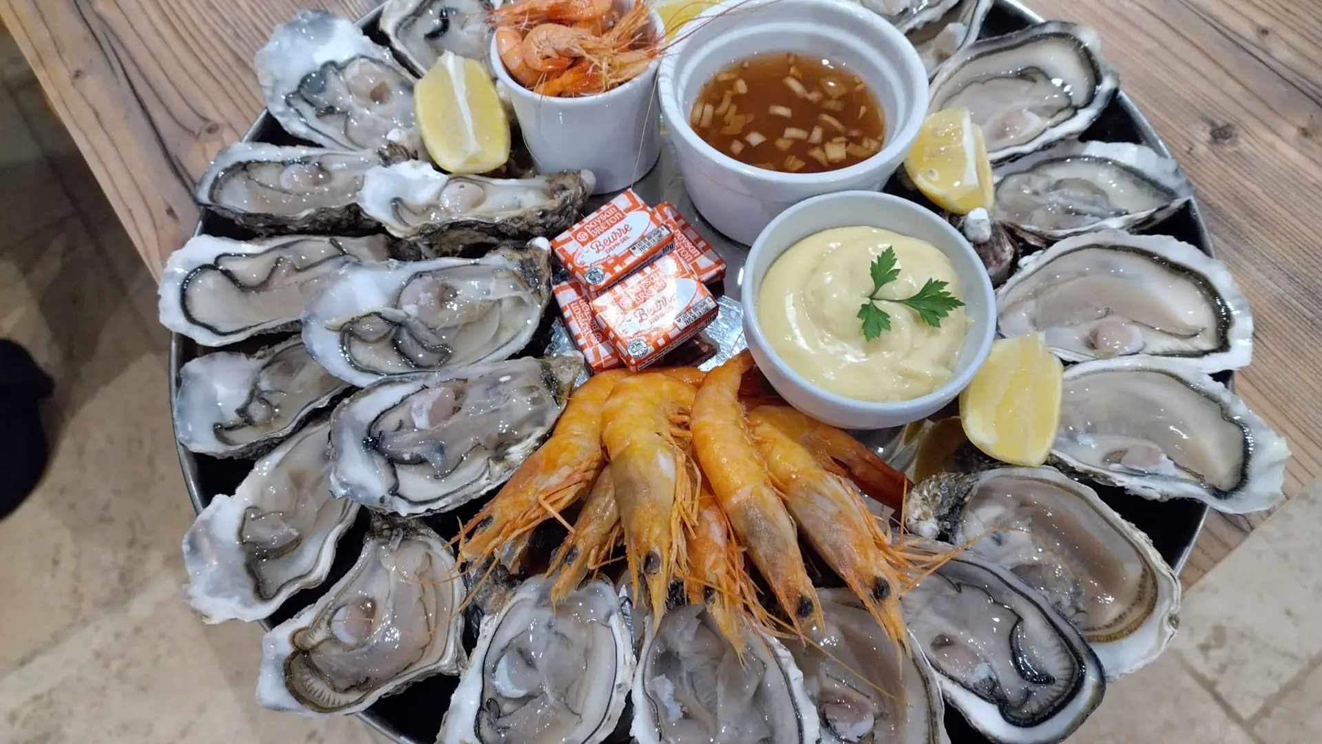 Plateau d'huîtres, bouquets  de nos côtes et gambas sauvages