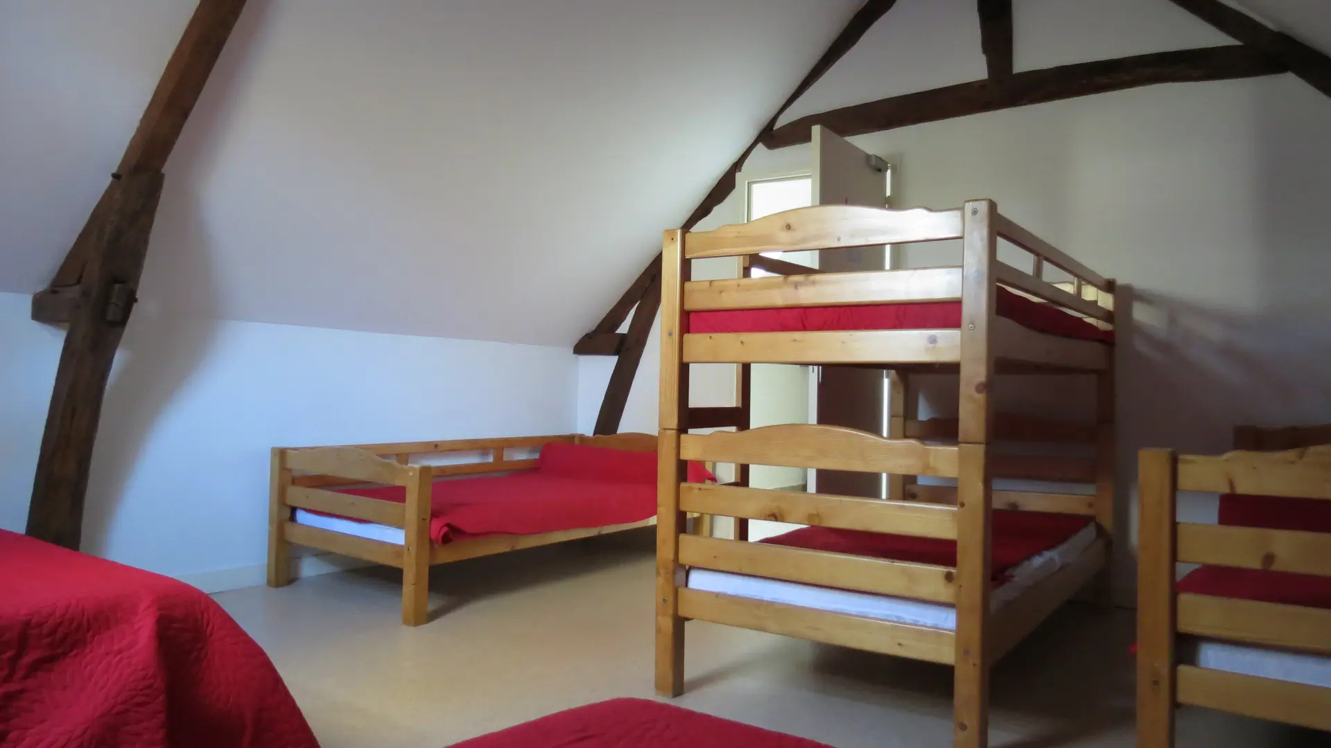 Chambre Framboise (4 lits de 90 et 1 superposé)