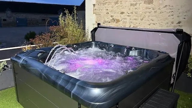 Gîte de Neufontaine - Thoiré-sous-Contensor - jacuzzi