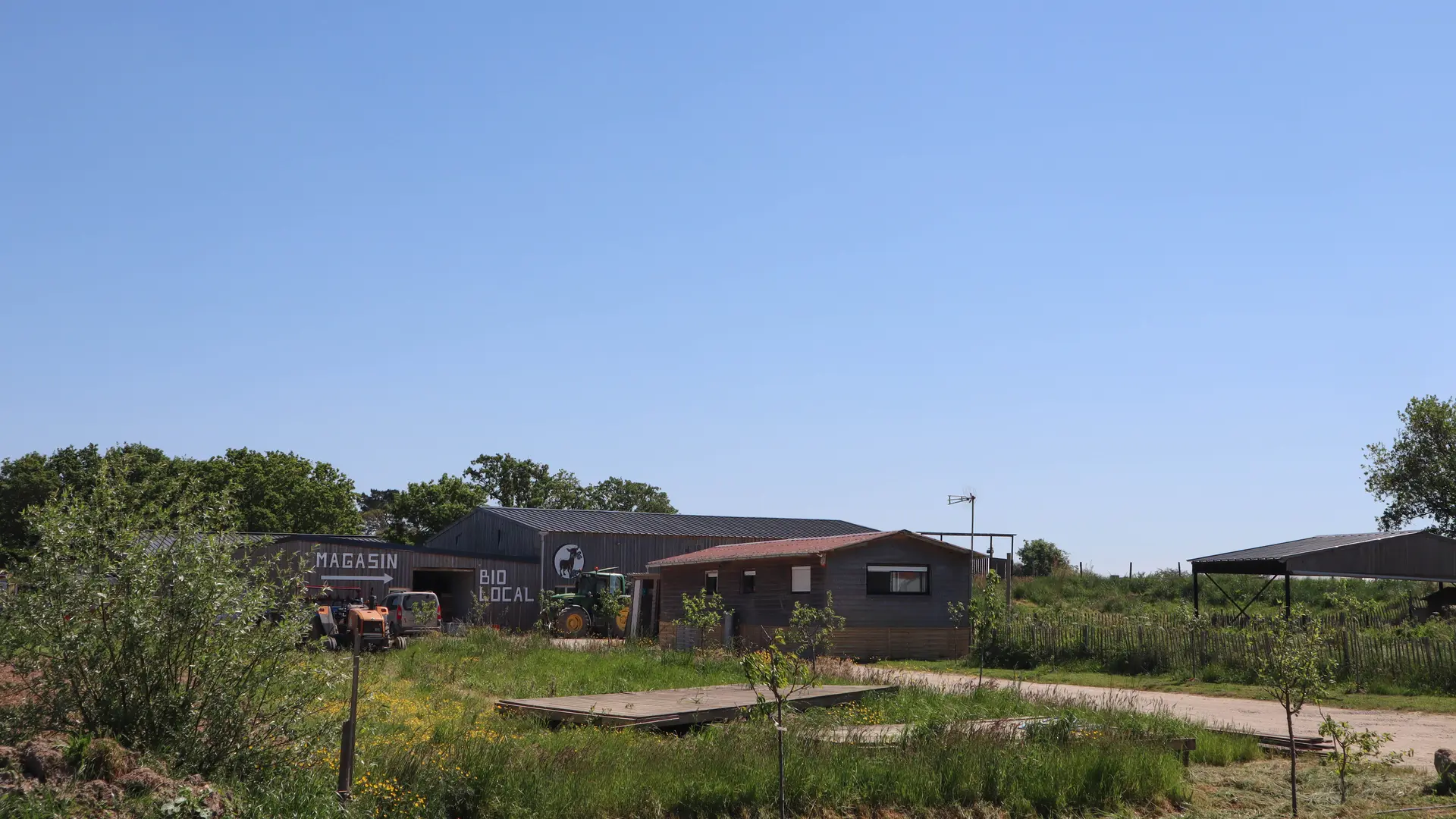La ferme Entre Chèvres & Choux et le magasin