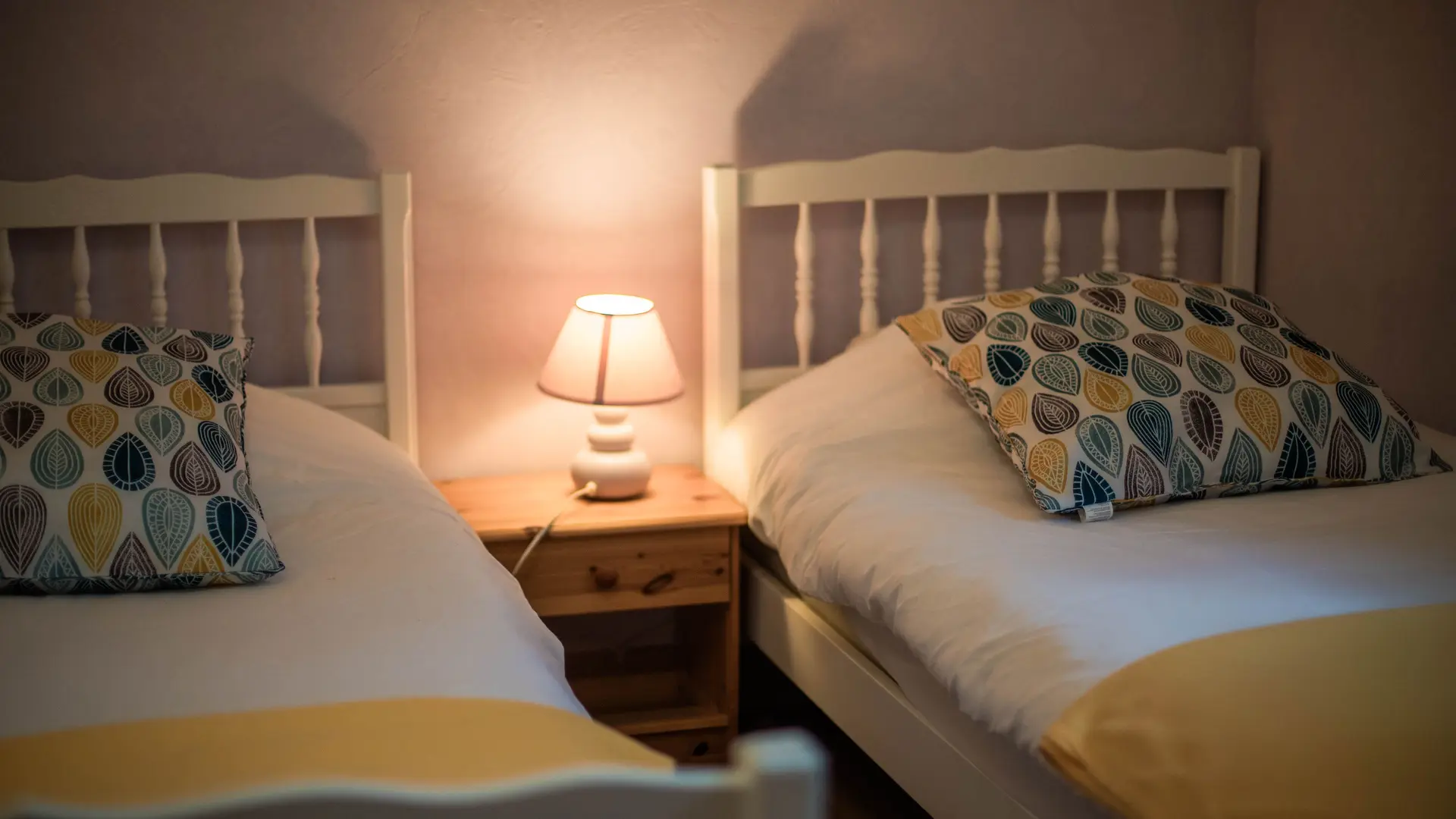 Gîte Le Douet Moreau - Saint-Léonard-des-Bois - chambre 2 lits 90/190