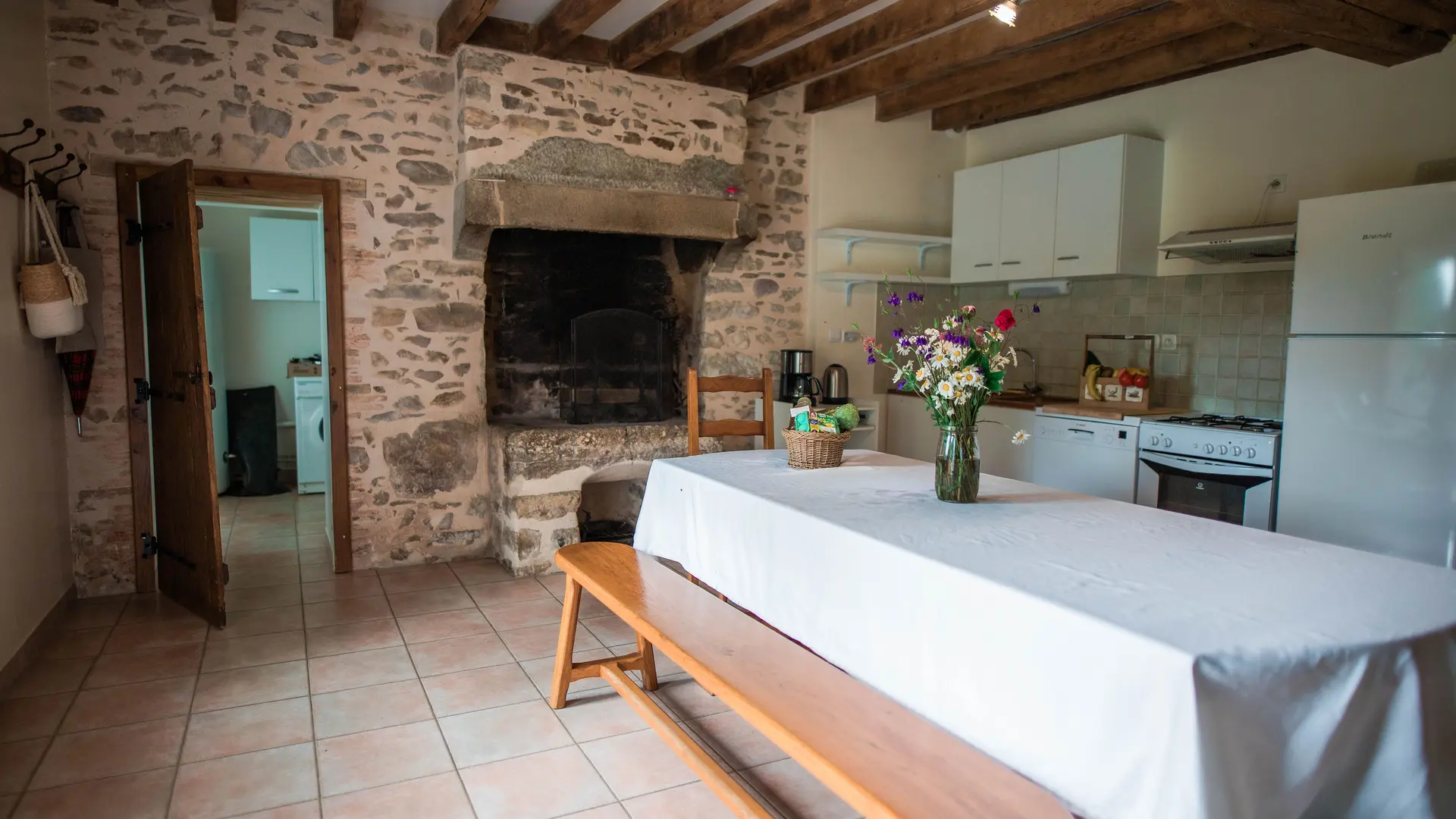 Gîte Le Douet Moreau - Saint-Léonard-des-Bois - séjour avec cheminée