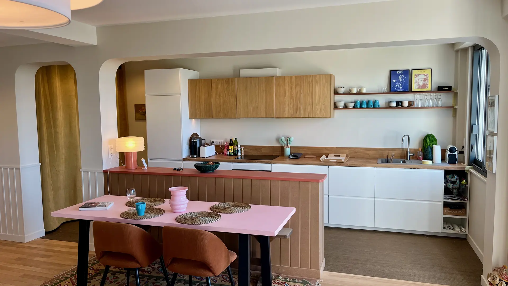 Espace repas généreux face mer