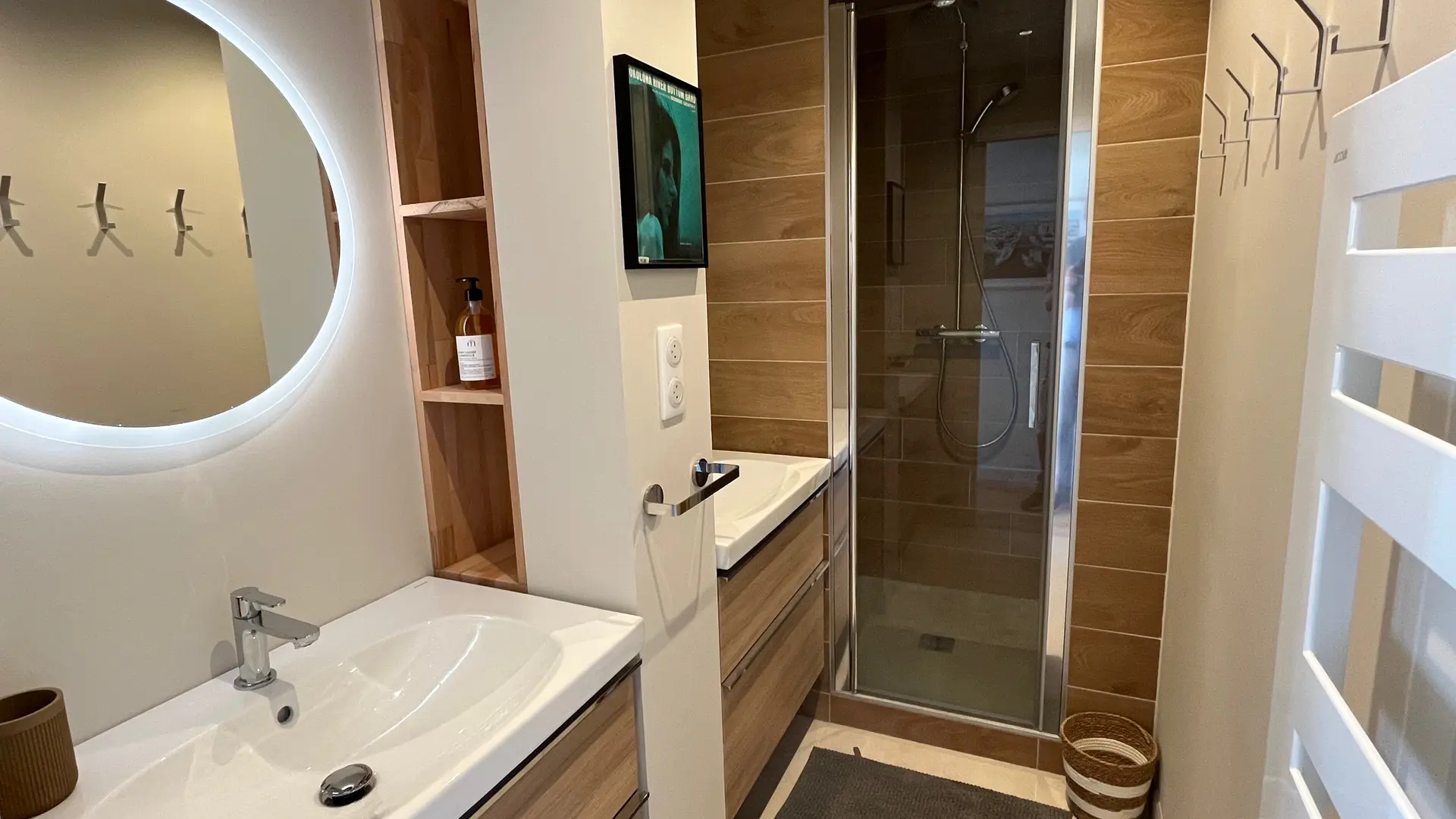 Salle de bain avec douche