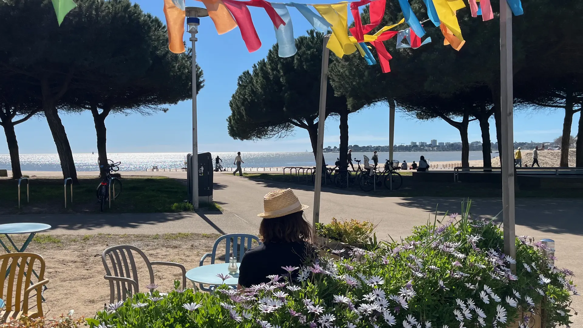 Sous les Palmiers - cafés restaurants à proximité place du Commando