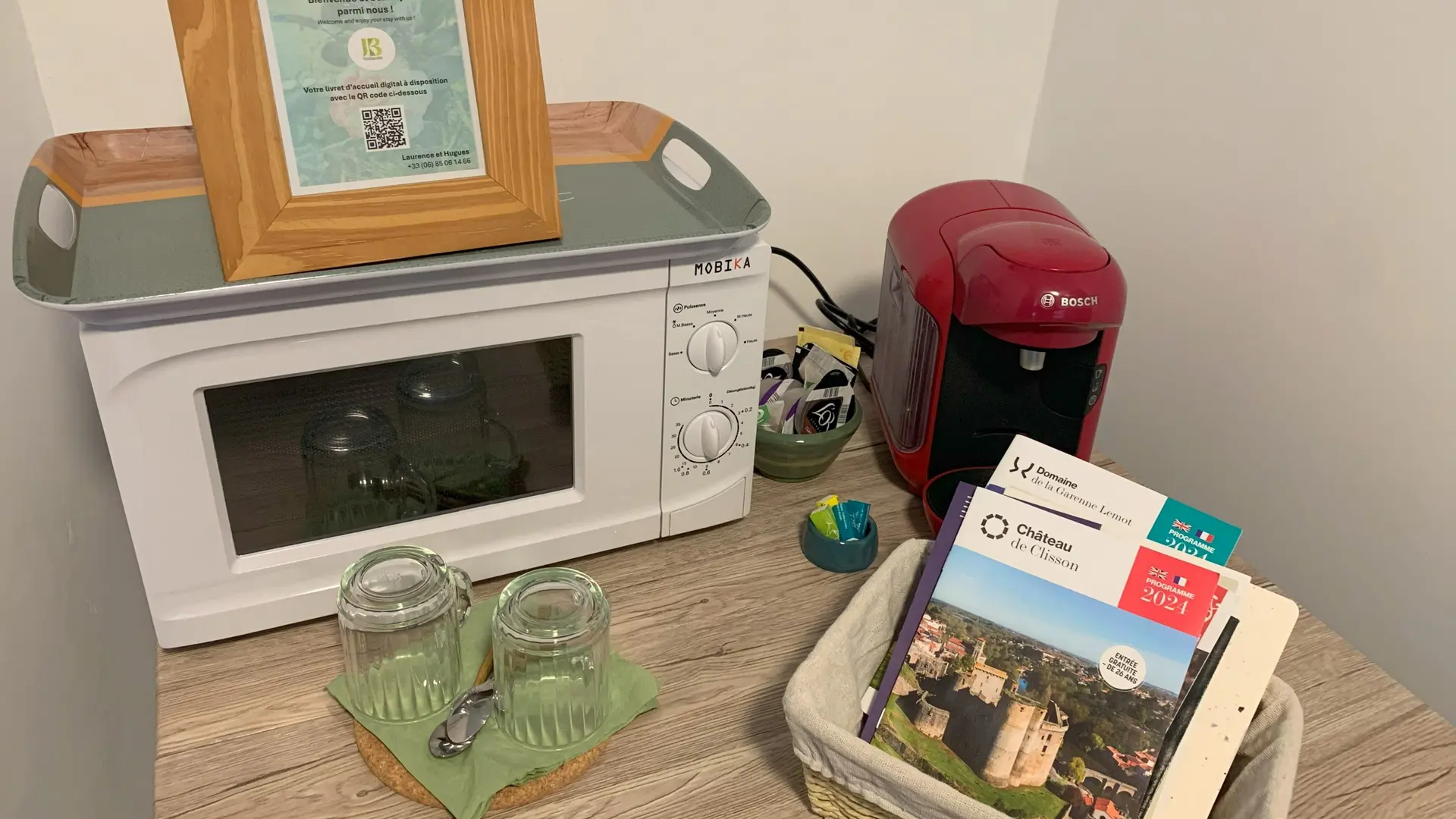 Micro-ondes, machine à café, bouilloire. Dosettes café et thé. Ustensiles