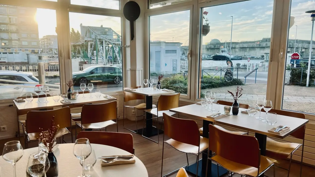 Interieur-creperie-vue-sur-le-port