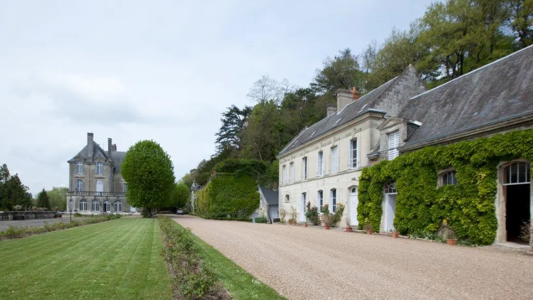 La Roche Racan Extérieur l'esplanade