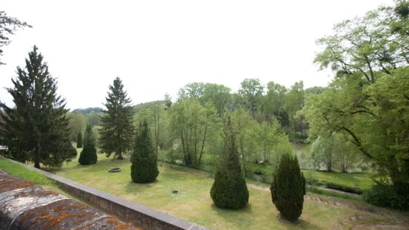 Le château de la Roche Racan bord d'étang