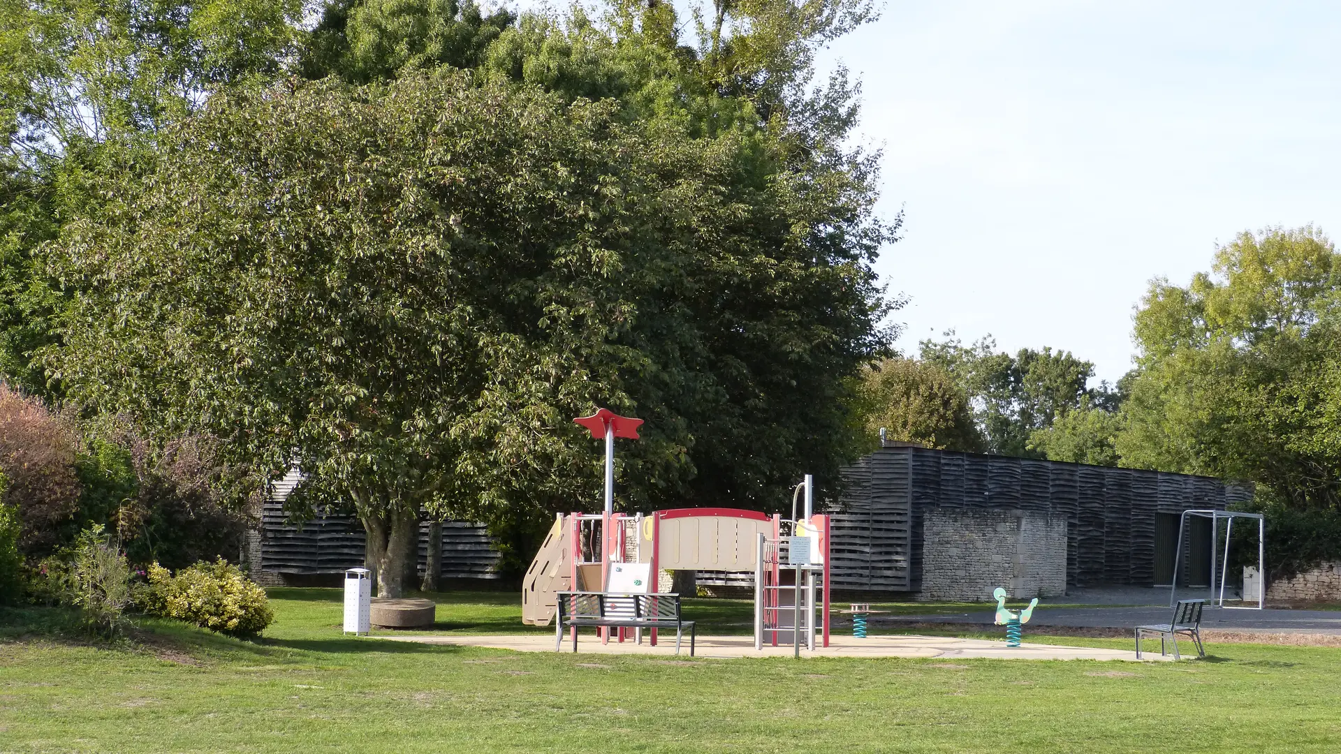 Aire de pique-nique au parc du Vignaud