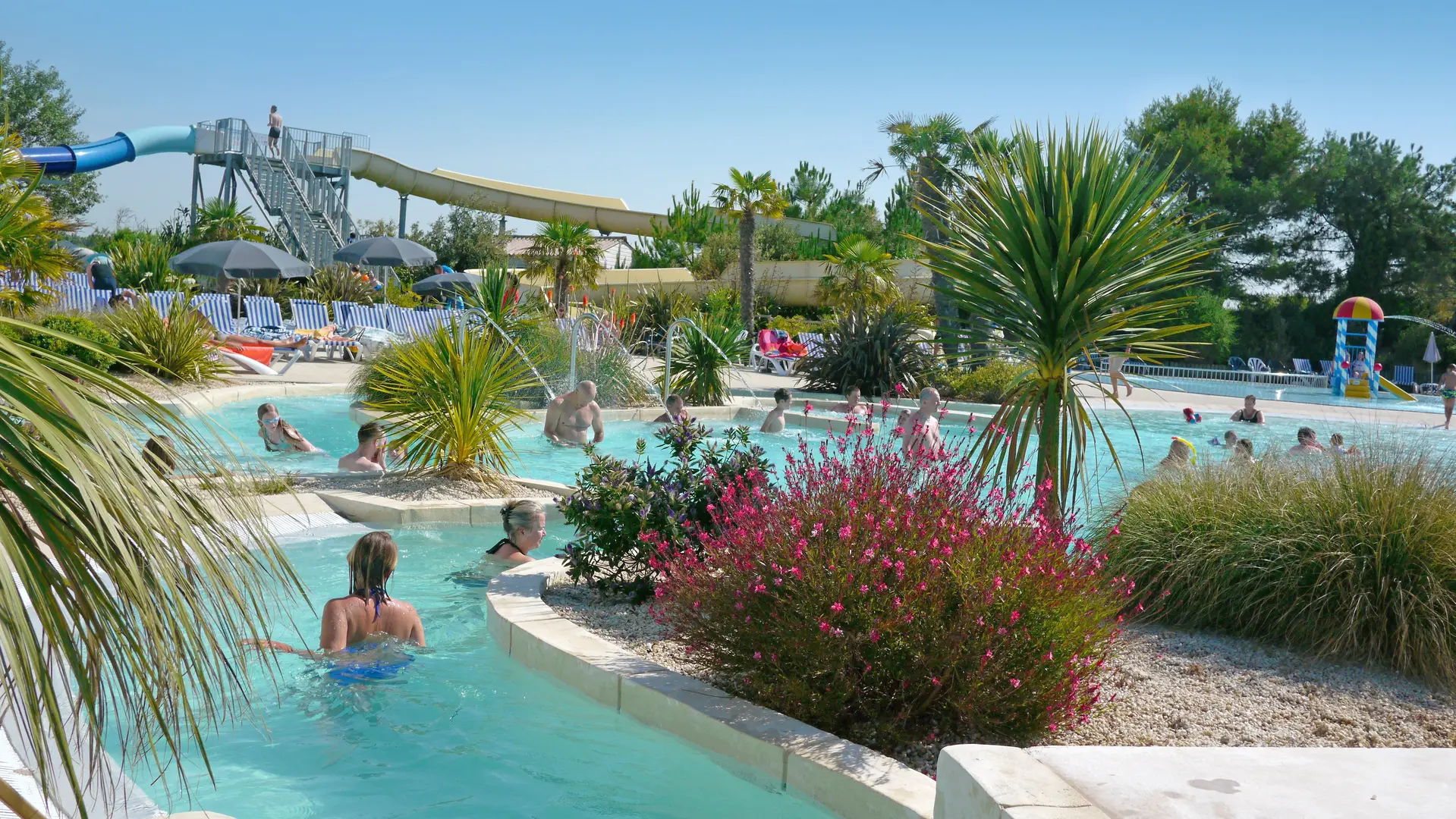 Piscine extérieure et rivière de nage