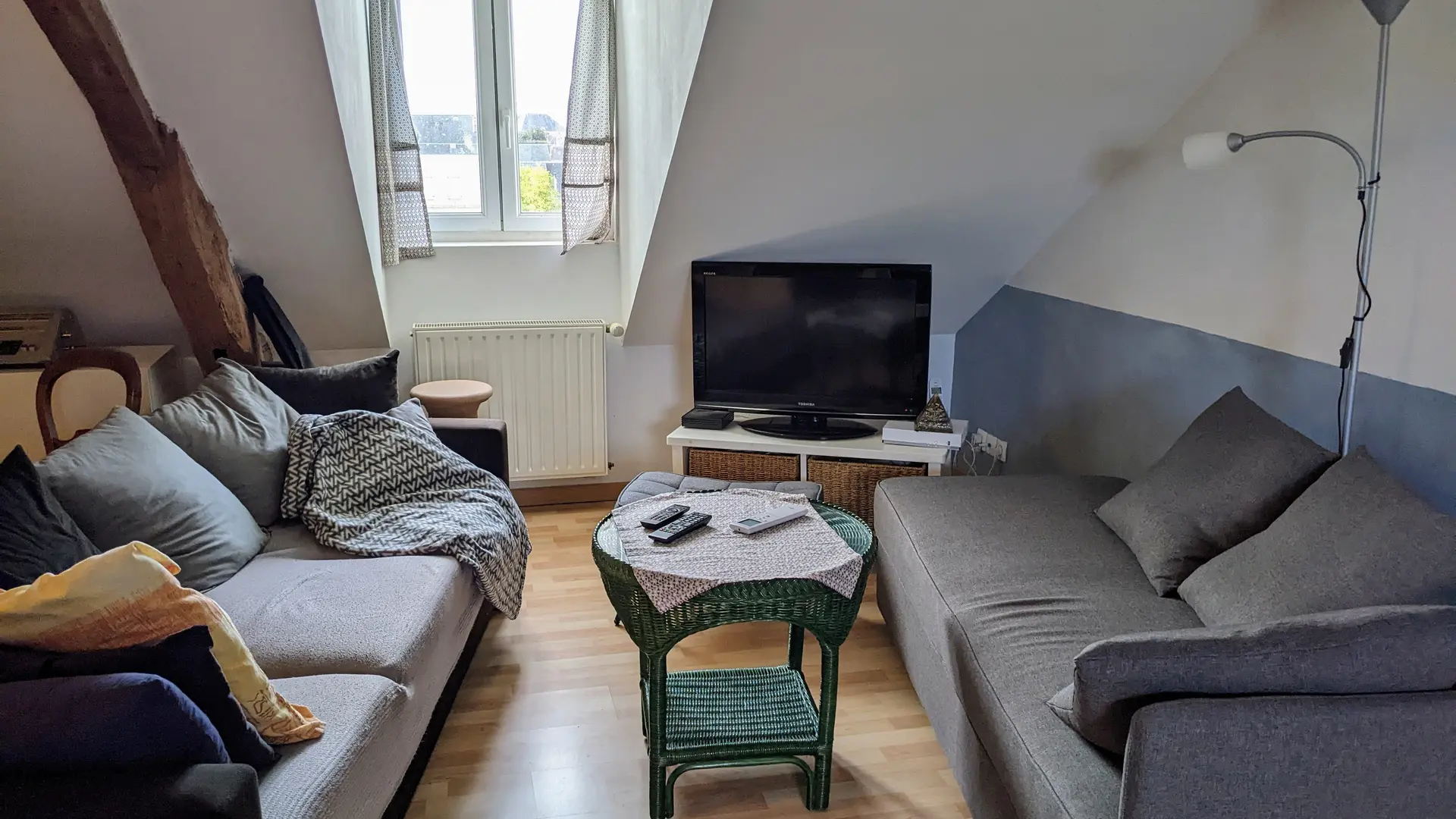 un espace salon confortable avec TV à disposition