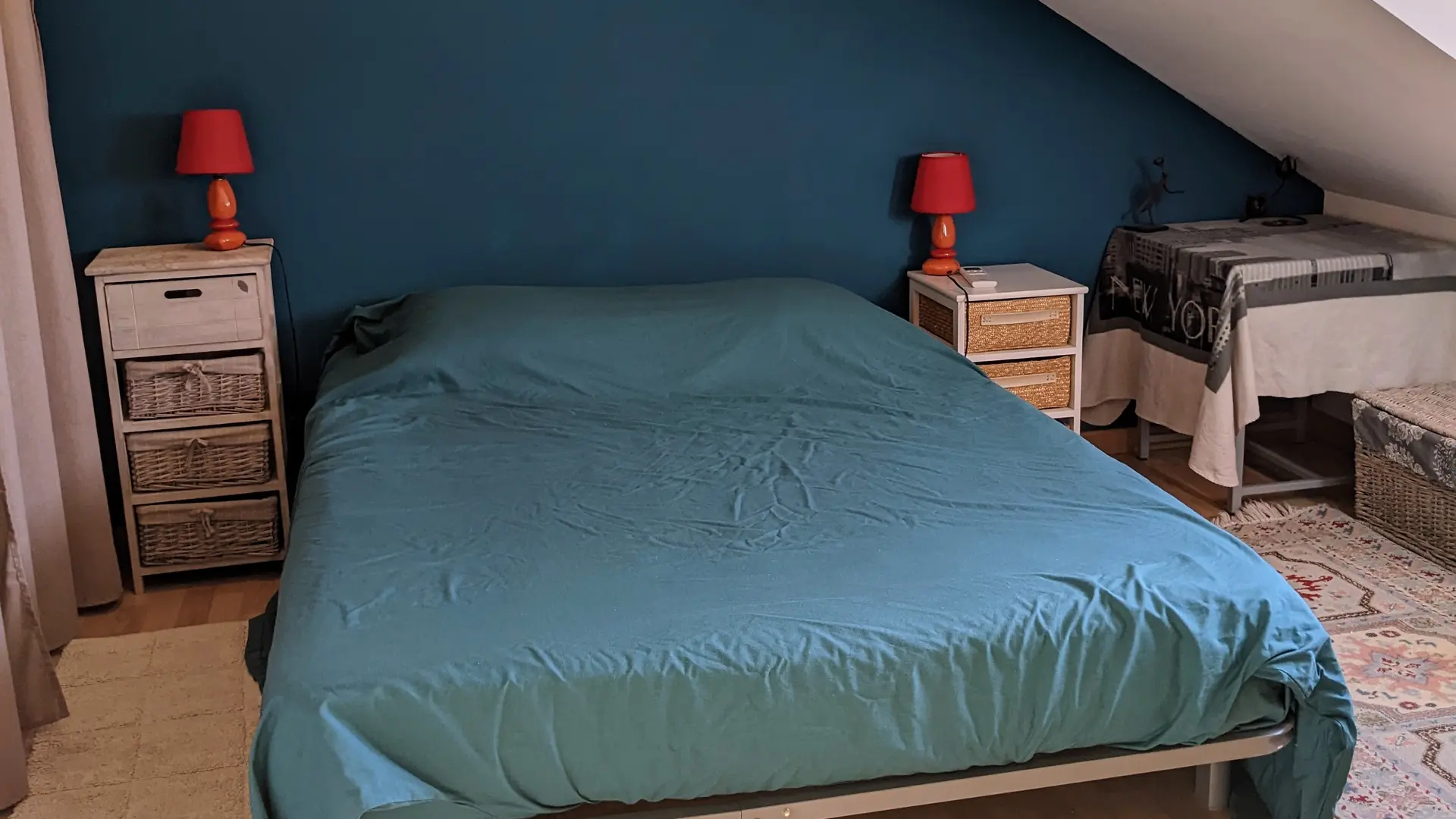 Une chambre lit double avec placard