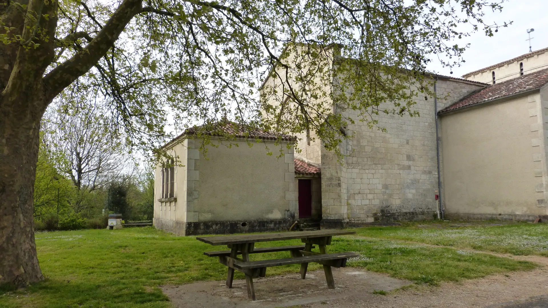 Place de l'église Xanton-Chassenon