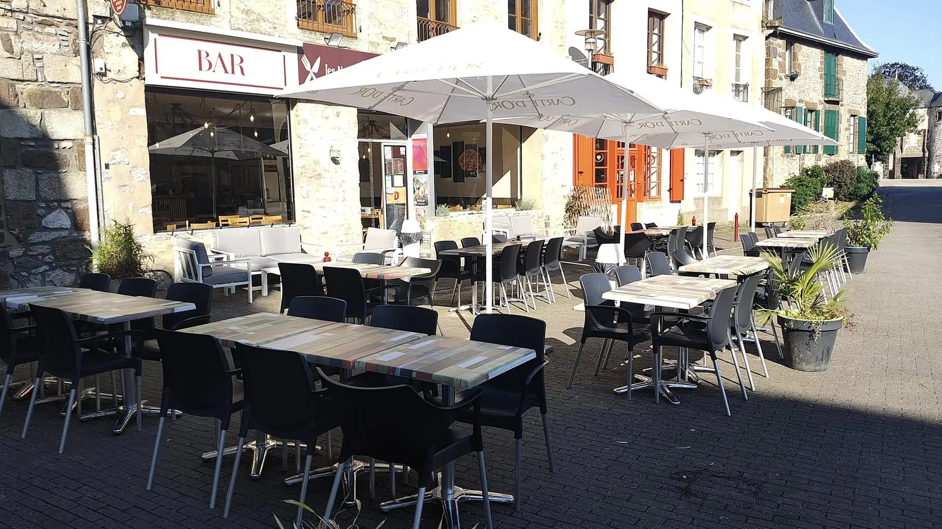 Restaurant Les Nouvelles Alpes Mancelles - Fresnay-sur-Sarthe - terrasse en été