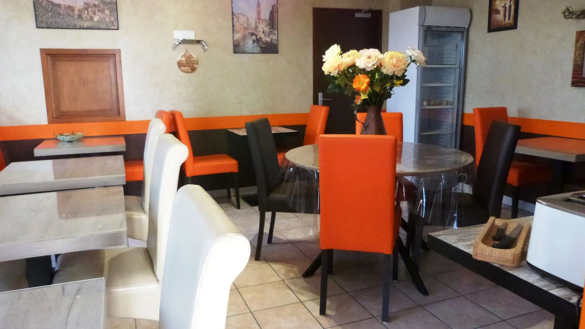 SALLE du RESTAURANT ET P.D.J 1