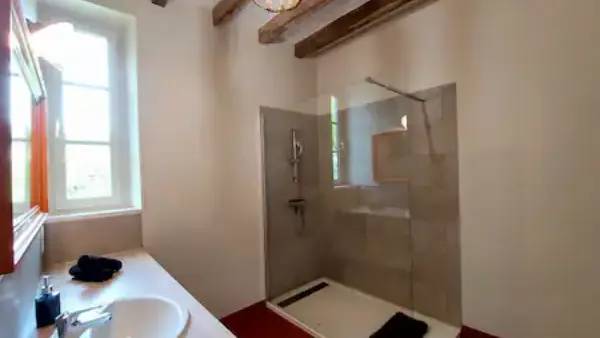 Salle de douche du rez-de-chaussée