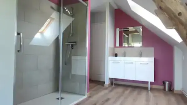 Salle de douche de l'étage