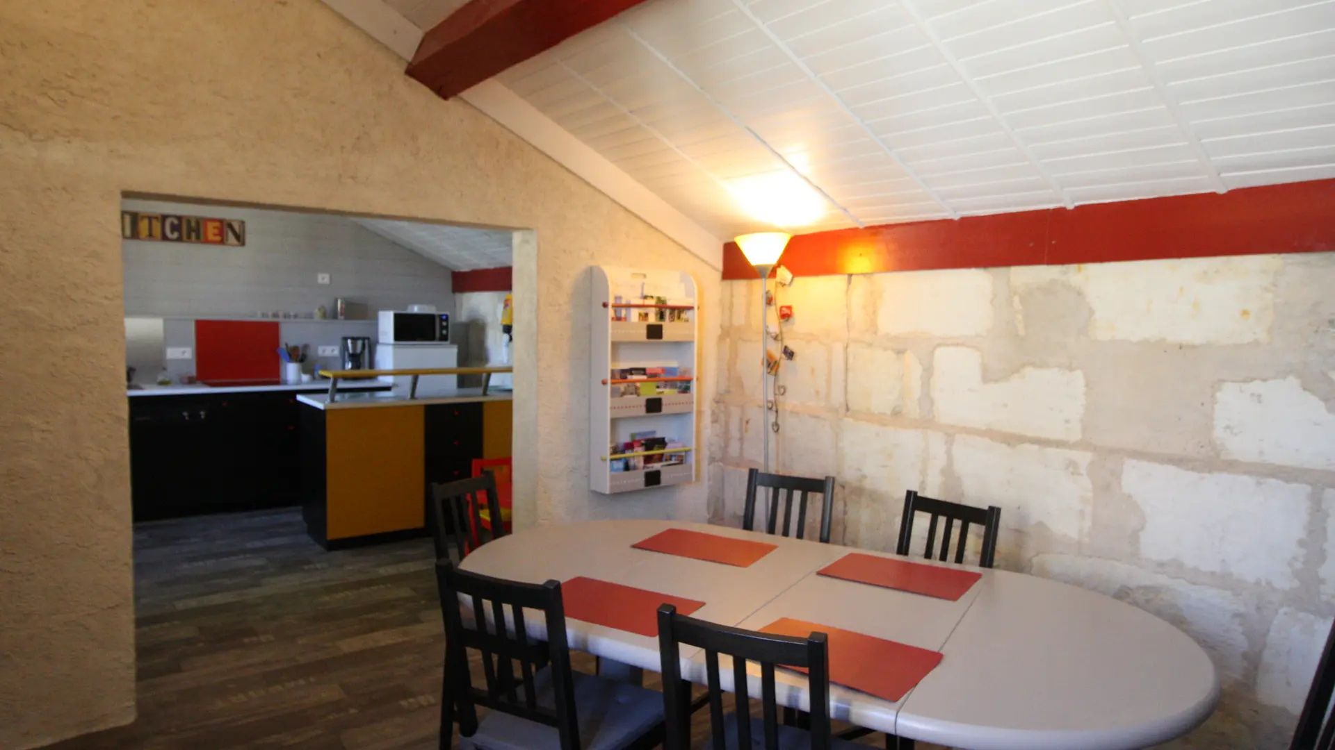 Bibliothèque / salle à manger et cuisine des hôtes