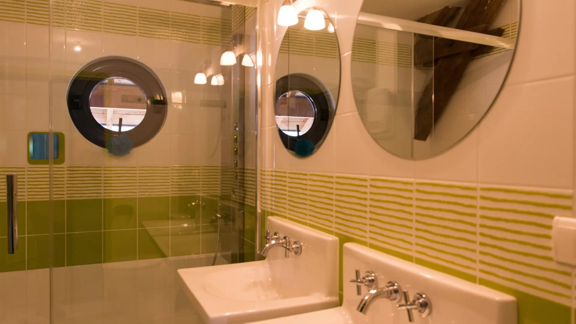 Salle de Douche commune pour Aristide et Basile  Chambres d'hôtes La Haute Forge I