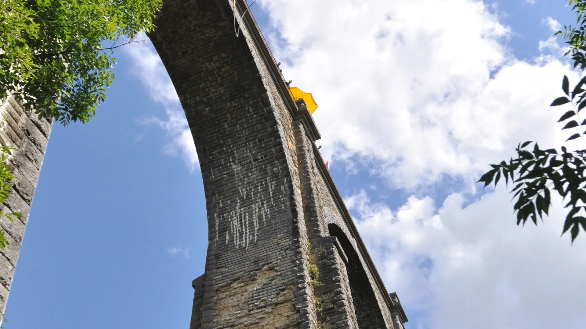 Saut élastique pont contre-plongée