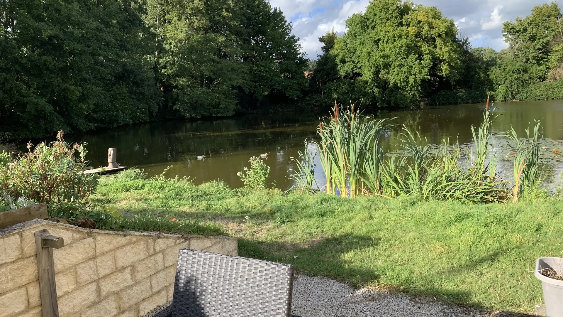 Chambres d'hôtes La Basse Cour - Ancinnes - terrasse arrière et lac