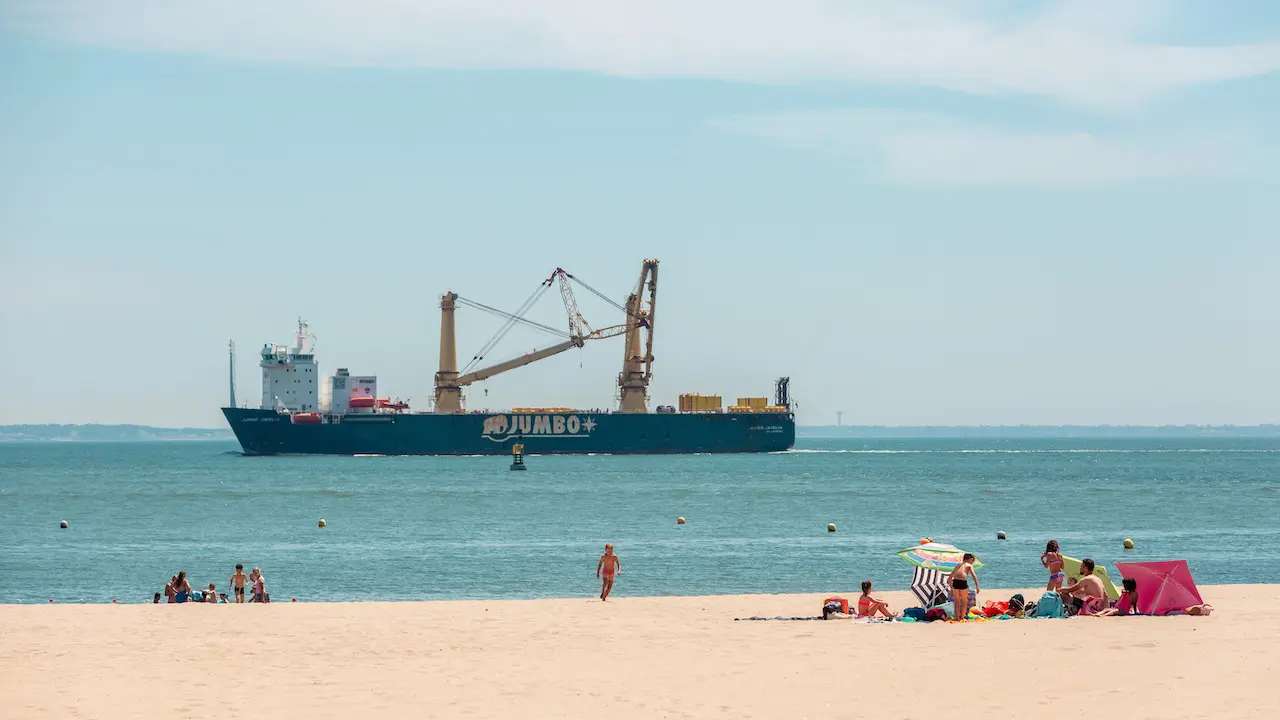 Les navires font le spectacle au large de la plage de Villes Martin