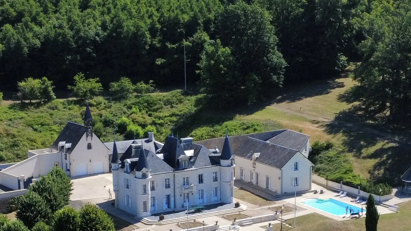 VUE ENSEMBLE CHATEAU LOGIS CLOCHETON