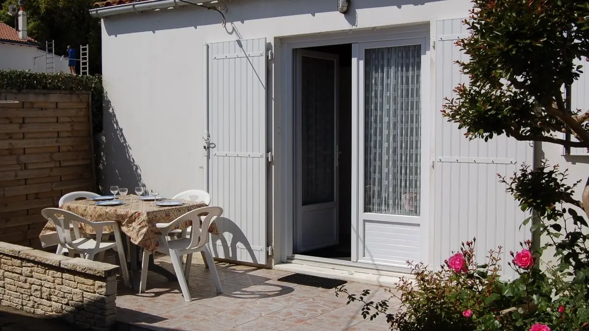 162437 - La terrasse pour les repas au soleil