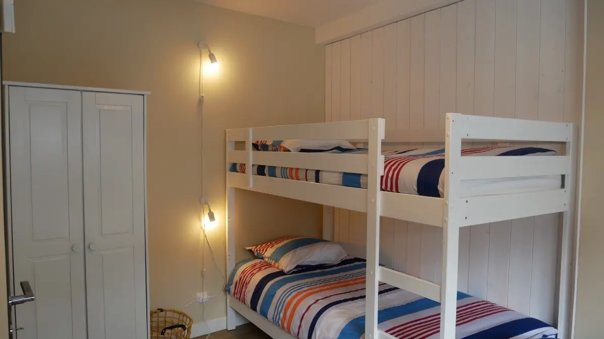 272304 - Maison 2 : Chambre Pierre  (Lit superposé 90 x 200, armoire)