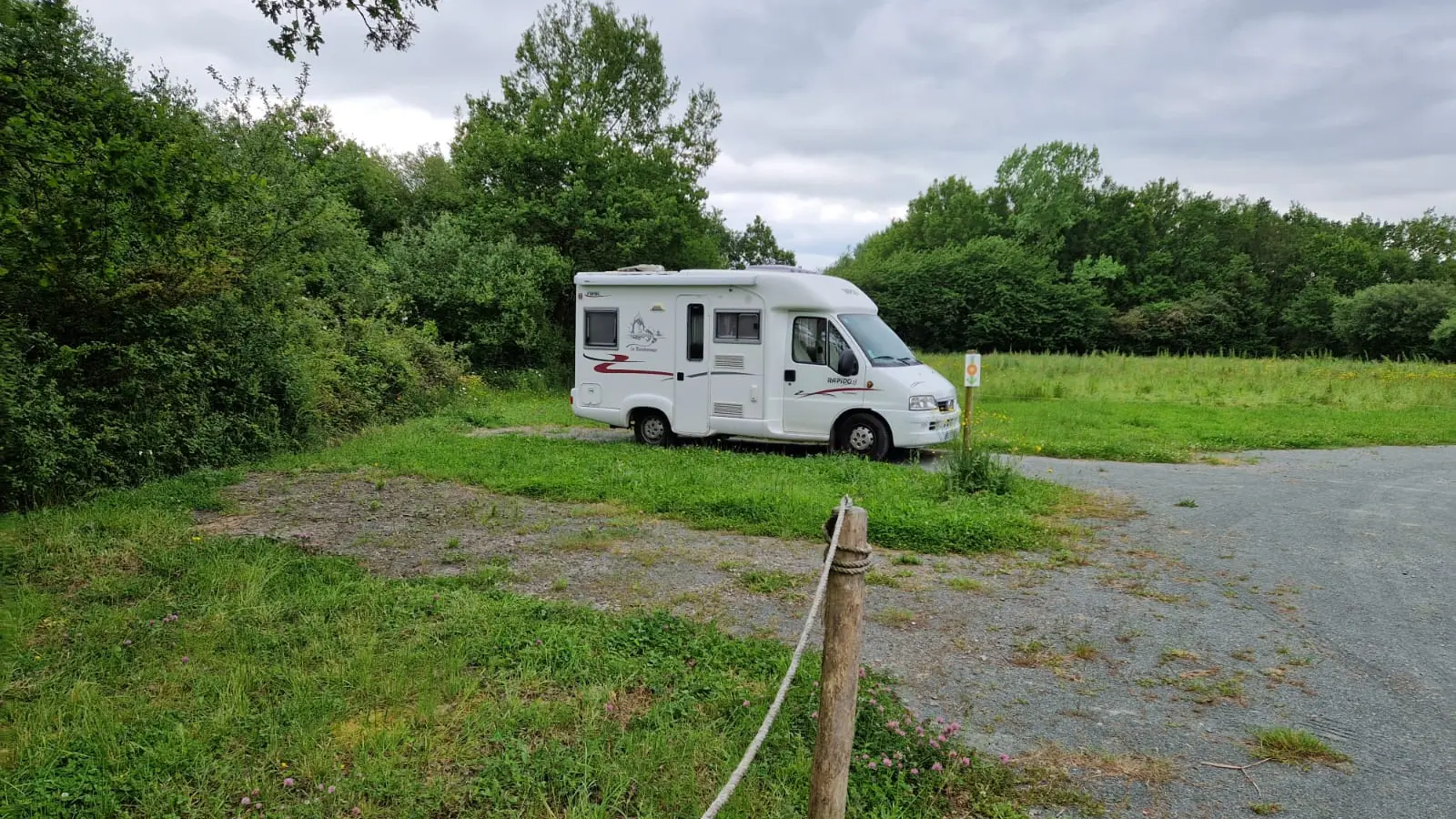 aire-de-camping-car-france-passion-melli-ouest-saint-laurent-de-la-salle-85 (2)