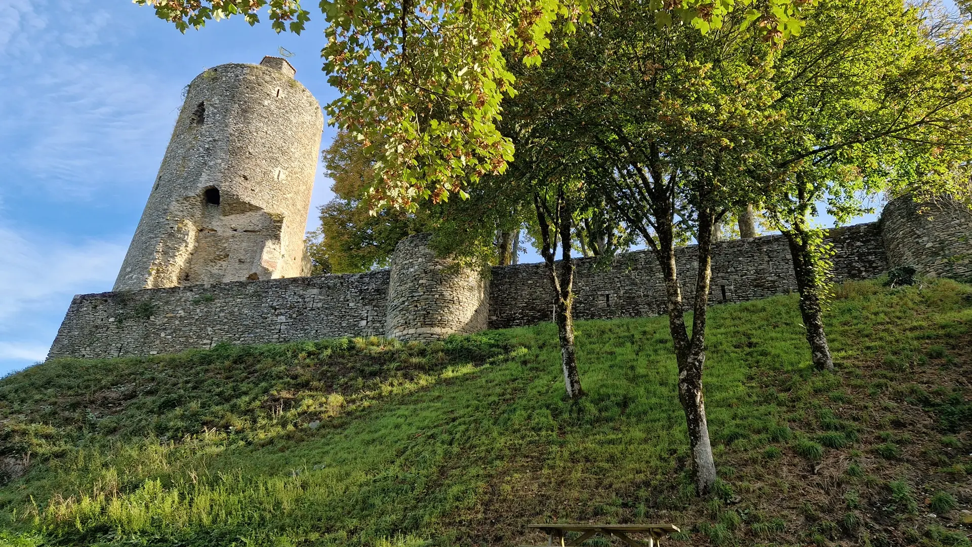 aire-pique-nique-tour-melusine-vouvant- (1)