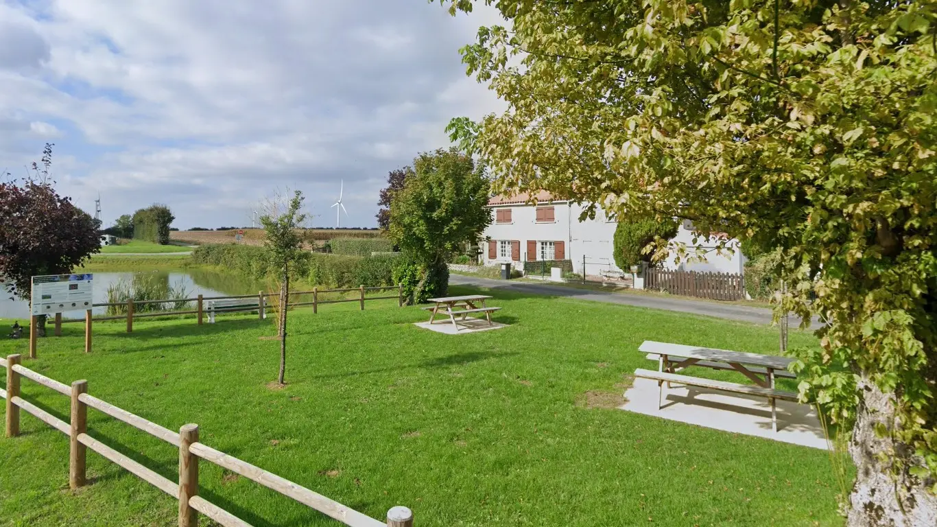 aire-pique-le-lac-auzay-2