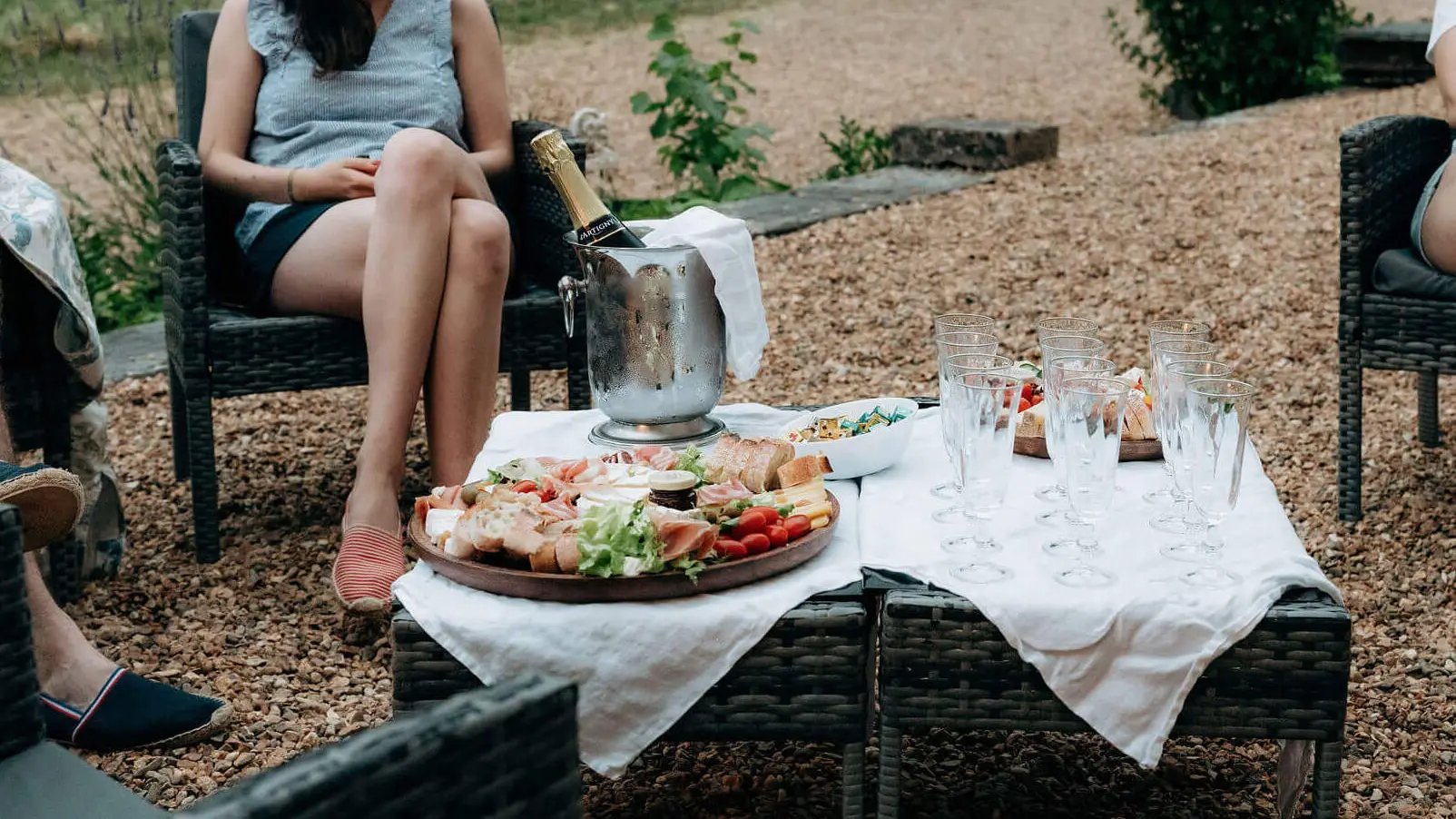 aperitif entre amis salon de jardin