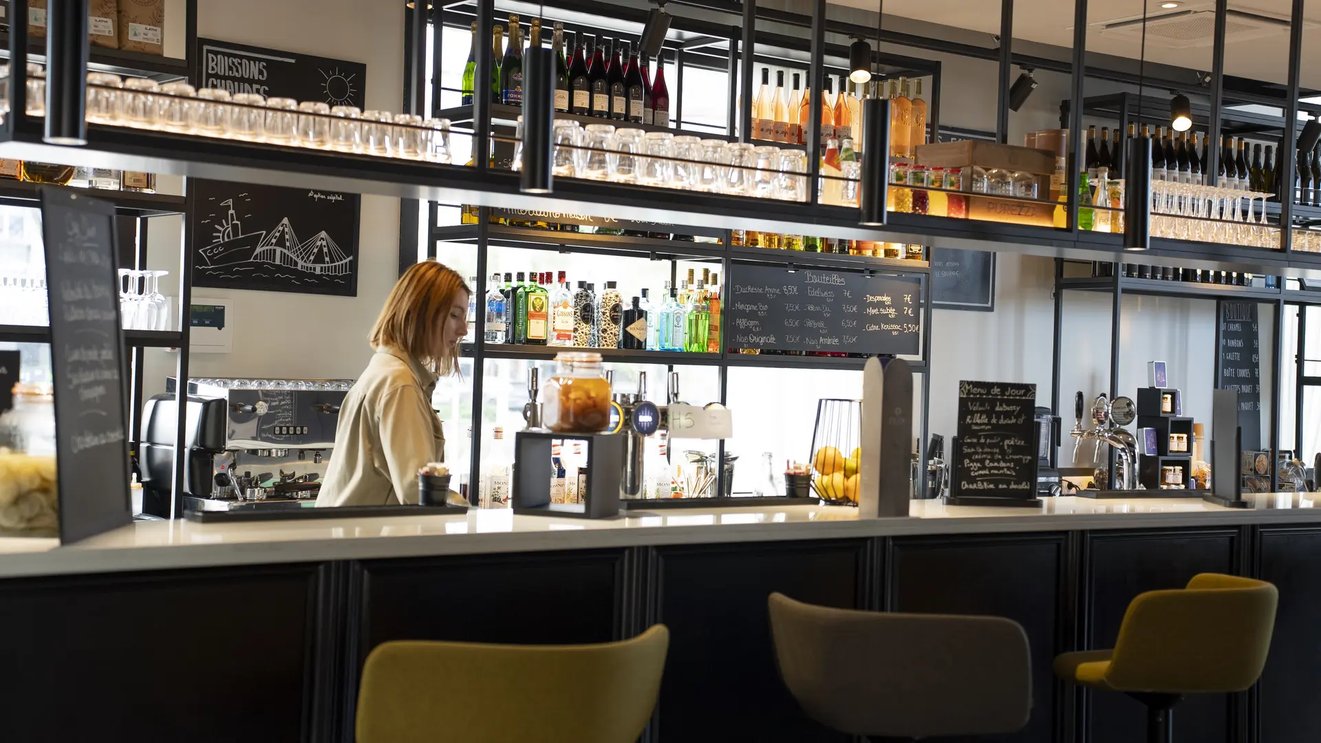 bar-restaurant-dusk-co-working-hotel-petit-dejeuner-cocktail (1)